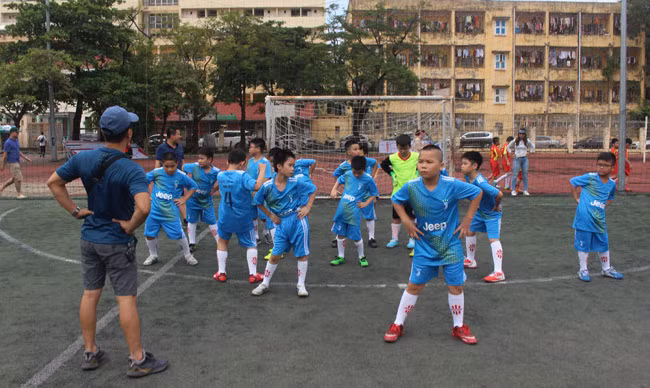 Các cầu thủ tham gia thi đấu được HLV hướng dẫn kỹ càng về chiến thuật và khởi động trước khi bước vào trận đấu.