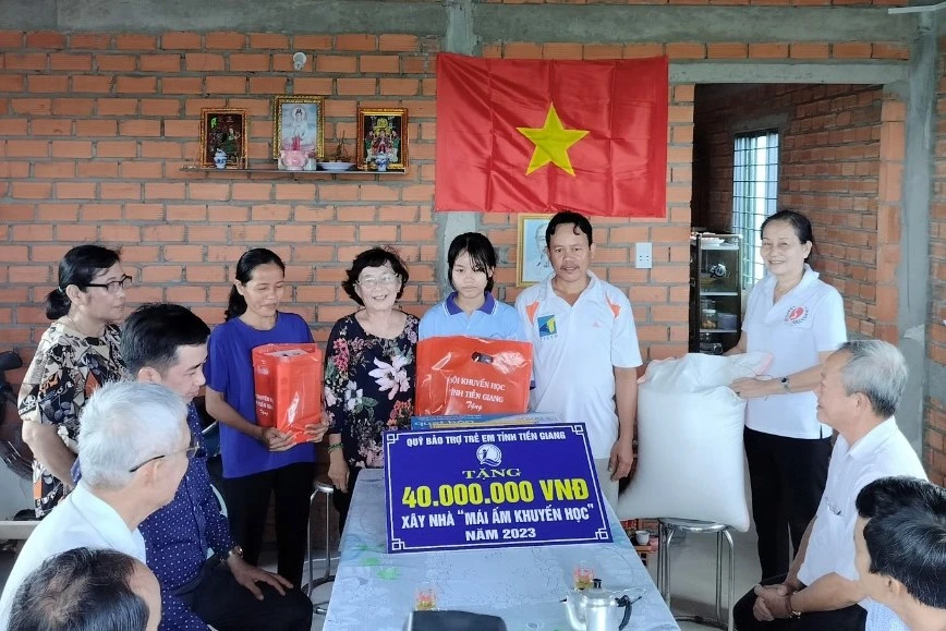 Trao Mái ấm khuyến học cho em Phạm Hồng Anh.