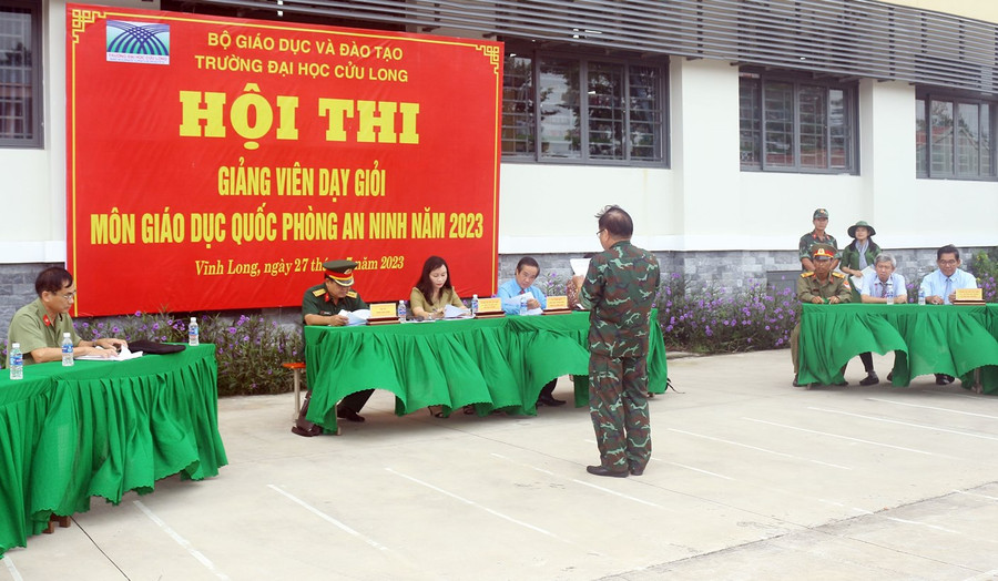 Thí sinh thi vấn đáp. Thí sinh thi vấn đáp.