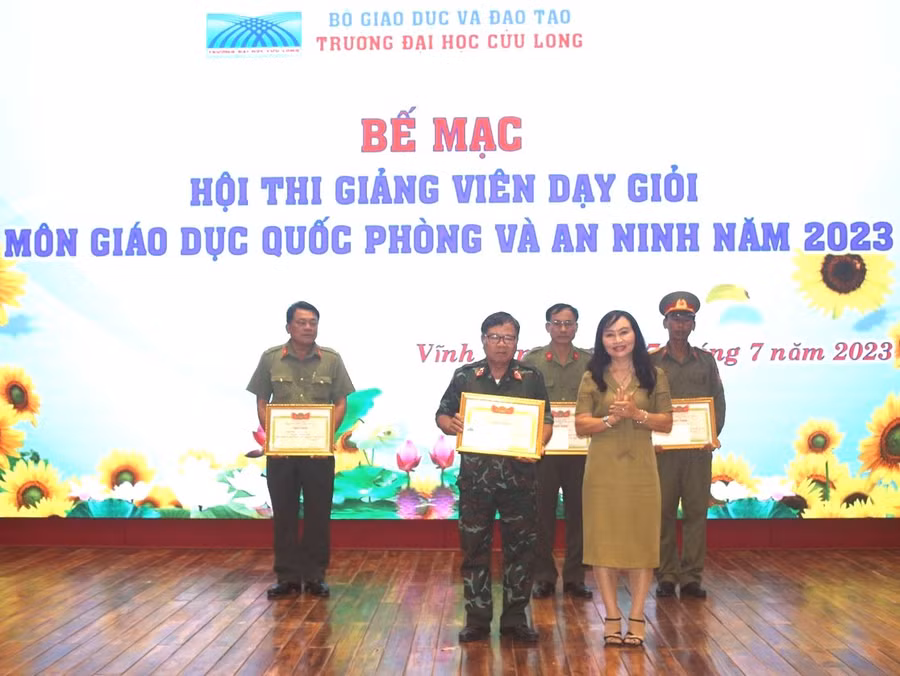 TS Đặng Thị Ngọc Lan - Phó Hiệu trường Trường ĐH Cửu Long trao giải nhất cho thí sinh.