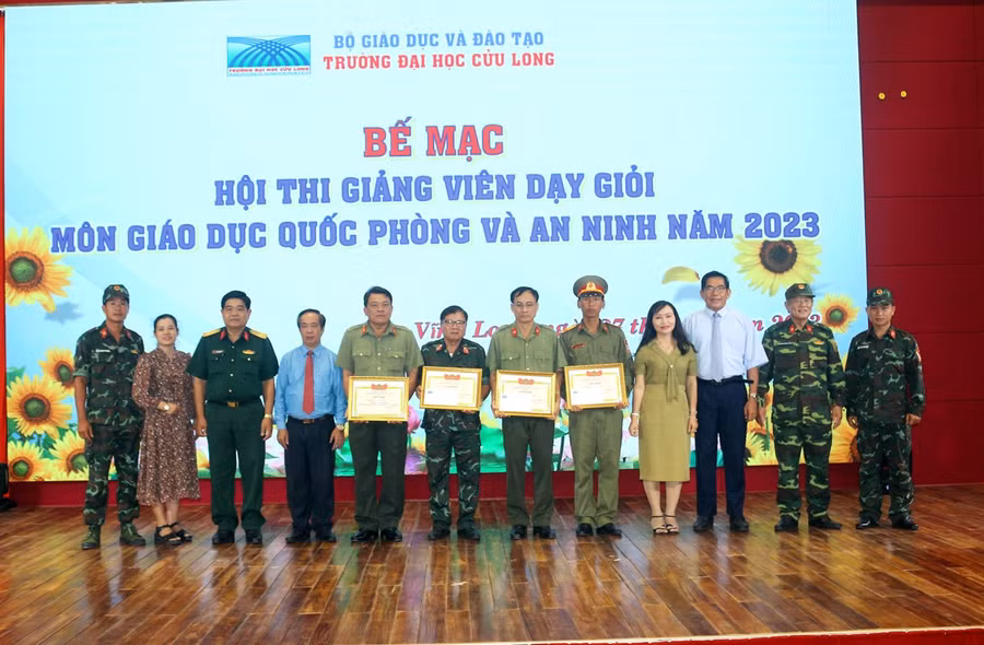 Ban tổ chức trao giải cho các thí sinh.