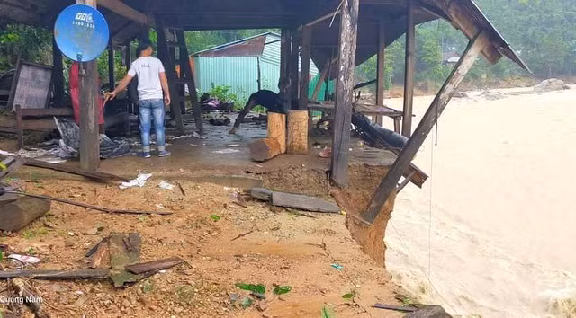 Sáng nay 7/11, người dân đã trở về dọn dẹp, tìm kiếm những gì còn sót lại của ngôi nhà.