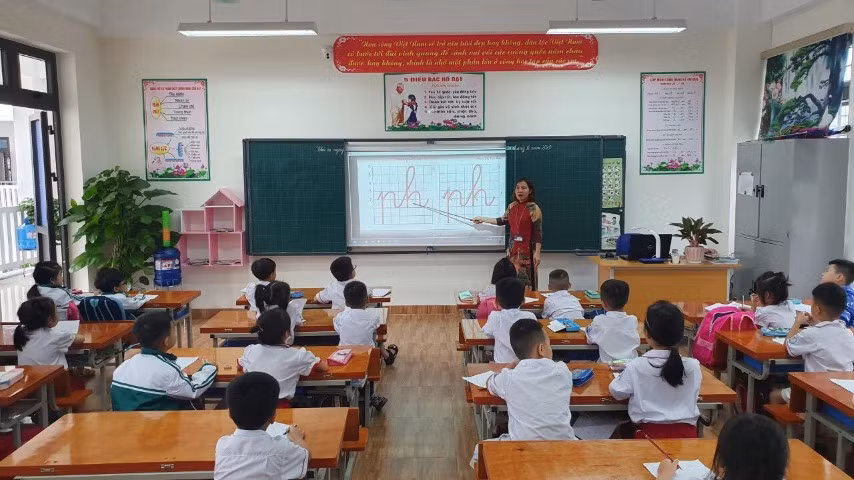 Dạy học lớp 1 theo CTGDPT 2018 hiệu quả cần sĩ số HS/lớp đúng quy định. Ảnh: TG.