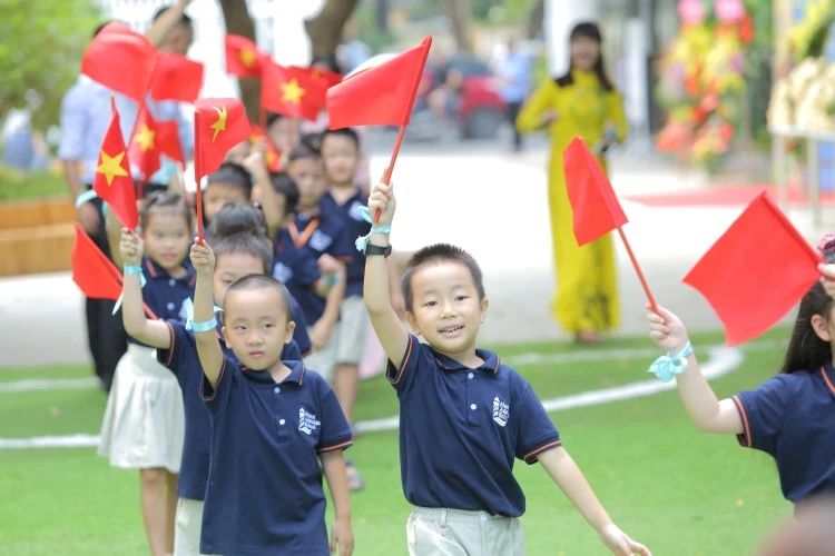 Học sinh lớp 1 Trường liên cấp H.A.S náo nức đến với ngôi trường mới.