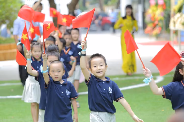 Học sinh lớp 1 Trường liên cấp H.A.S náo nức đến với ngôi trường mới.