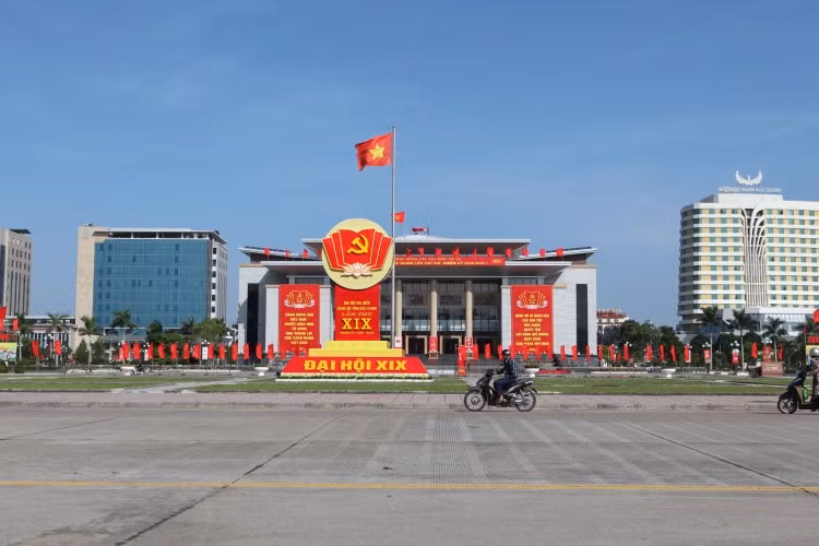 Đường phố trang hoàng cờ hoa, chào mừng Đại hội Đảng bộ tỉnh Bắc Giang.