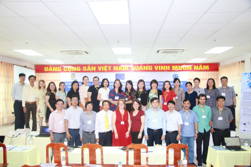 Các đại biểu tham dự hội thảo. Ảnh: T. Thống