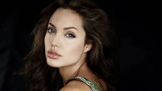 Angelina Jolie rút khỏi Tổ chức Từ thiện Halo Trust