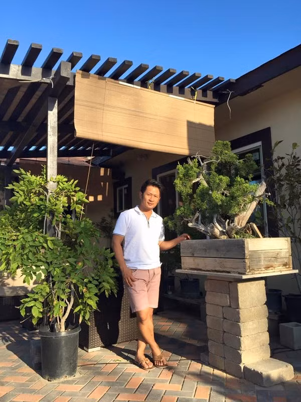 Bằng Kiều tự tay sửa nhà trong khi bạn gái mải selfie