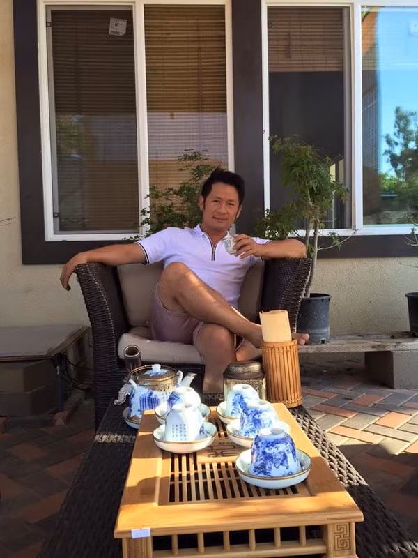 Bằng Kiều tự tay sửa nhà trong khi bạn gái mải selfie