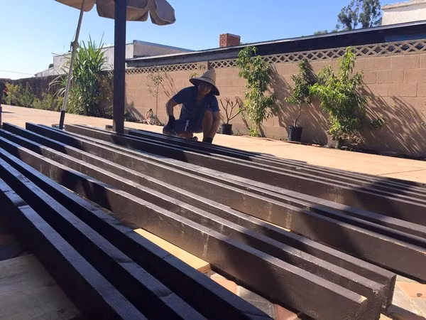 Bằng Kiều tự tay sửa nhà trong khi bạn gái mải selfie