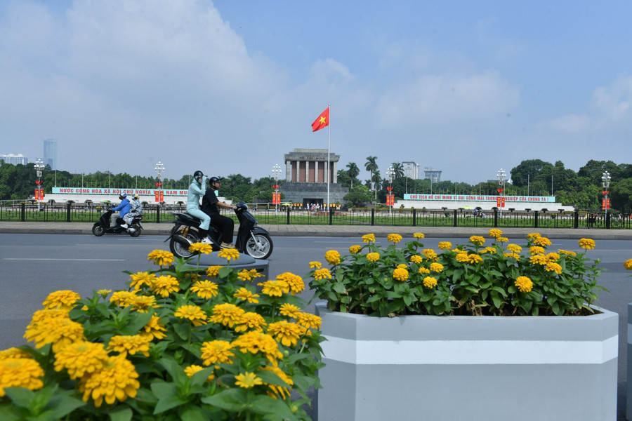 Cờ hoa trang hoàng trên nhiều tuyến phố Thủ đô chào mừng Quốc khánh 2/9.