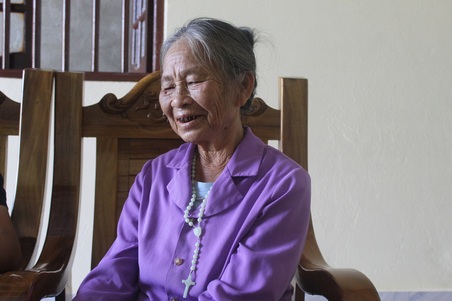 Bà Nguyễn Thị Phượng phấn khởi khi được lên bờ, sống trong căn nhà mới.