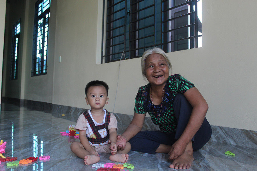 Bà Hoạt chăm sóc các cháu trong căn nhà mới của mình.