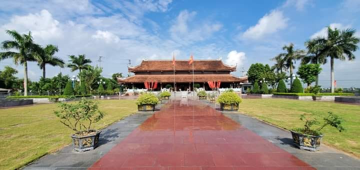 Đền thờ Chủ tịch Hồ Chí Minh được dựng tại chính nơi Người đứng nói chuyện với bà con thôn Cát Tường (Bình Lục - Hà Nam).