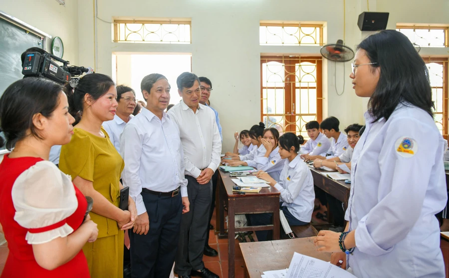 Bộ trưởng Nguyễn Kim Sơn kiểm tra, nắm bắt tình hình chuẩn bị cho Kỳ thi tốt nghiệp THPT 2023 tại Điểm thi Trường THPT Mỹ Lộc, Nam Định. Ảnh: Thế Đại.