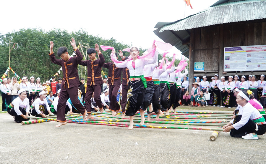 Người Mường xúng xính trong bộ trang phục truyền thống vui múa sạp. Người Mường xúng xính trong bộ trang phục truyền thống vui múa sạp.