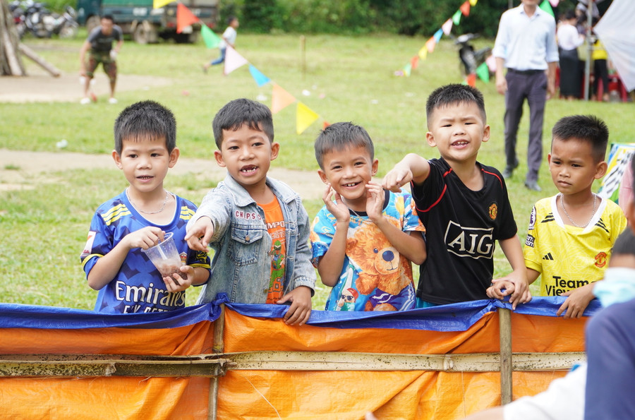 Những đứa trẻ huyện biên giới phấn khởi vui Tết Độc lập. Những đứa trẻ huyện biên giới phấn khởi vui Tết Độc lập.