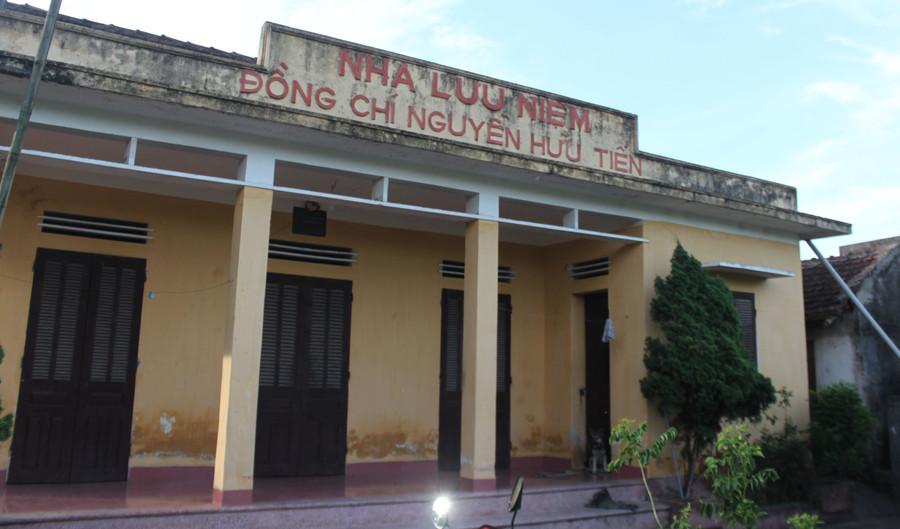 Nhà lưu niệm liệt sĩ Nguyễn Hữu Tiến xây dựng năm 1993 trên nền ngôi nhà cũ.