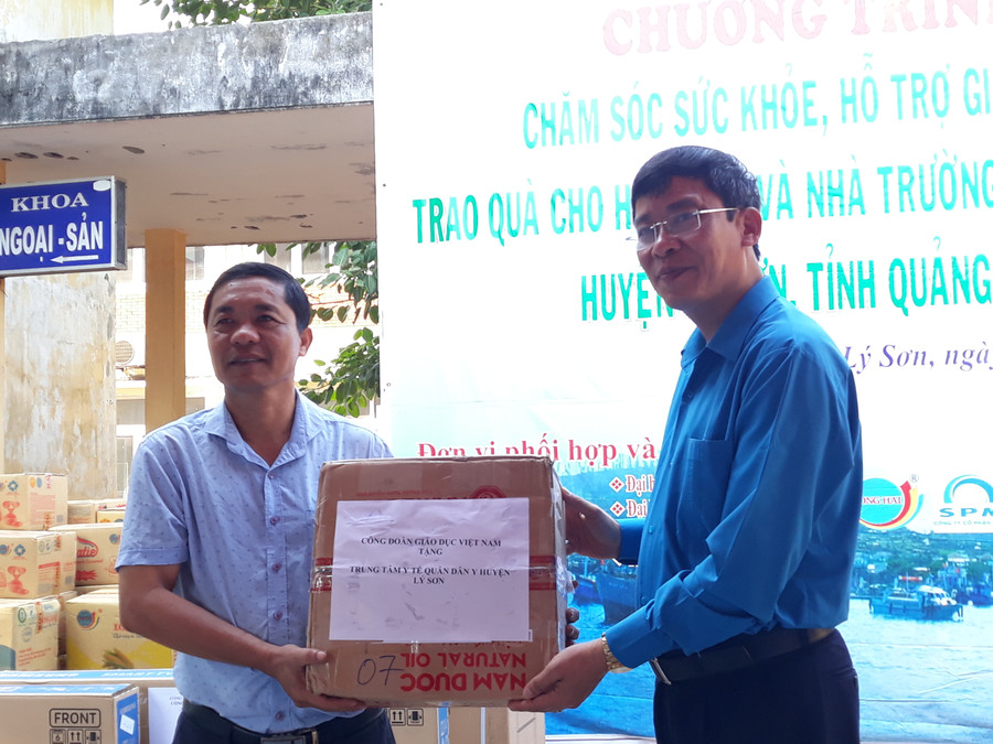 TS Vũ Minh Đức - Chủ tịch Công đoàn Giáo dục Việt Nam trao tặng quà của Công đoàn Giáo dục Việt Nam cho đại diện các trường học ở Lý Sơn TS Vũ Minh Đức - Chủ tịch Công đoàn Giáo dục Việt Nam trao tặng quà của Công đoàn Giáo dục Việt Nam cho đại diện các trường học ở Lý Sơn