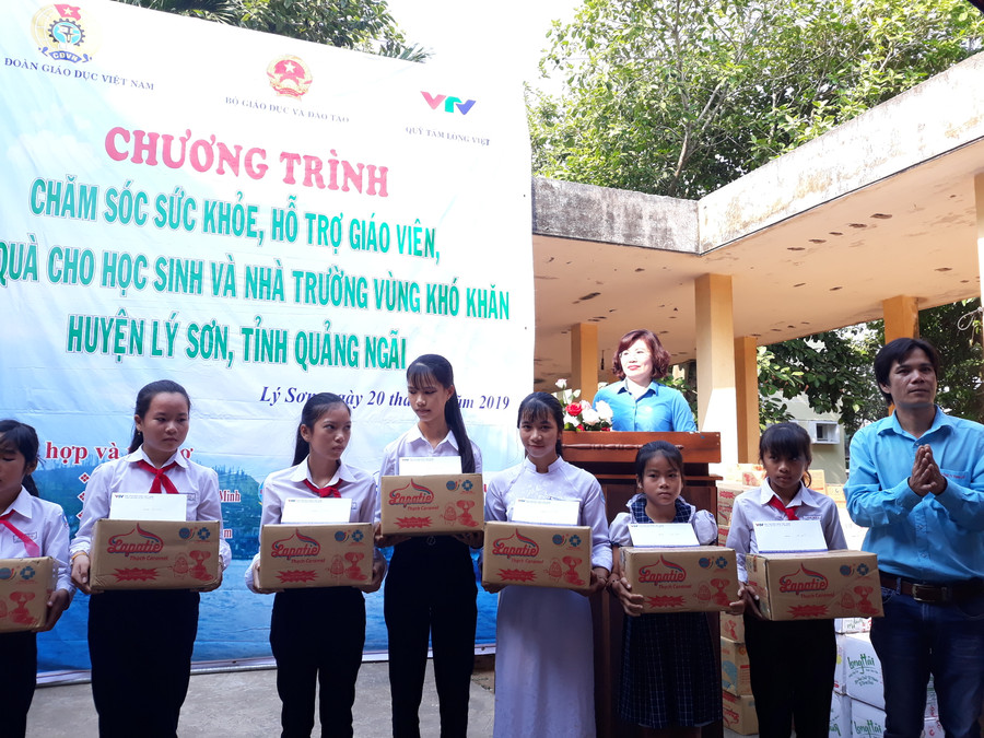 Đoàn công tác tặng quà cho HS Lý Sơn. Đoàn công tác tặng quà cho HS Lý Sơn.