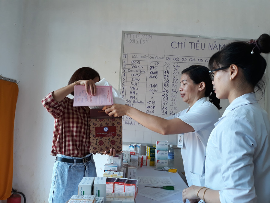 Sau khi khám bệnh và tư vấn, các giáo viên sẽ được phát thuốc miễn phí theo toa. Sau khi khám bệnh và tư vấn, các giáo viên sẽ được phát thuốc miễn phí theo toa.