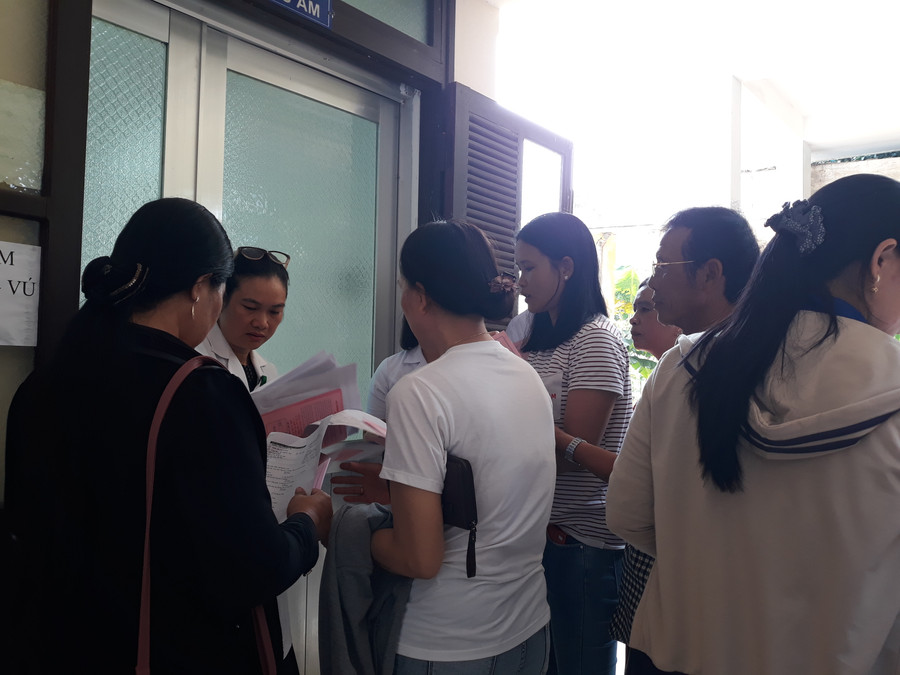 Các nữ giáo viên xếp hàng đợi trước phòng siêu âm tầm soát ung thư vú và cổ tử cung. Các nữ giáo viên xếp hàng đợi trước phòng siêu âm tầm soát ung thư vú và cổ tử cung.