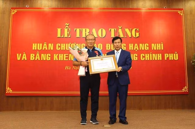 HLV Park Hang-seo nhận tấm Huân chương cao quý từ Bộ trưởng Bộ VH-TT&amp;DL.