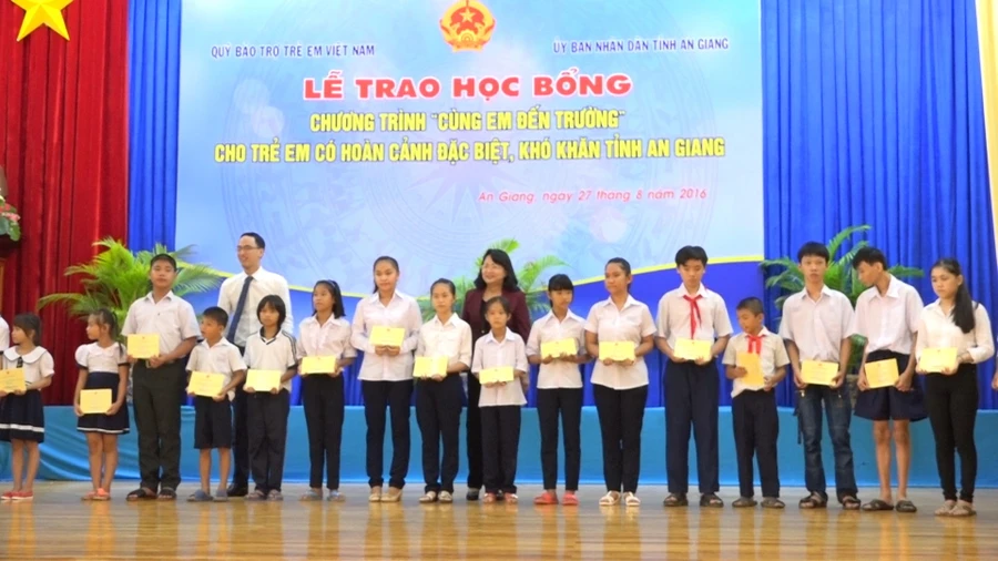 Phó Chủ tịch nước Đặng Thị Ngọc Thịnh trao học bổng “Cùng em đến trường” cho các em HS