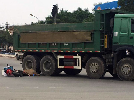 Bị xe tải cán qua người, hai nữ sinh đi xe đạp điện chết thảm - Ảnh 1 Bi xe tai can qua nguoi, hai nu sinh di xe dap dien chet tham - Anh 1