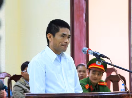 Tuoi xang dot vo cu, chong an han xin con tha thu tai toa - Anh 1