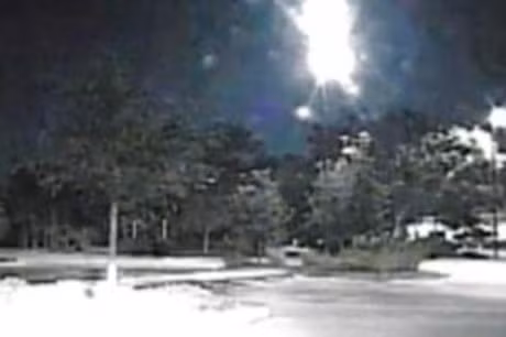 Vung anh sang trang choi loa xuat hien giua dem, nghi la UFO - Anh 1