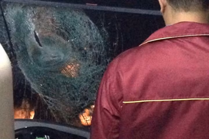 Truy tìm hai đối tượng ném đá hàng loạt xe khách trên QL20