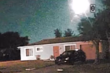 Vung anh sang trang choi loa xuat hien giua dem, nghi la UFO - Anh 2