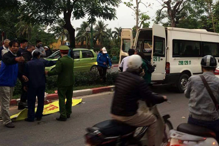 Hà Nội: Cụ ông 70 tuổi đang đi ngã ra đường tử vong