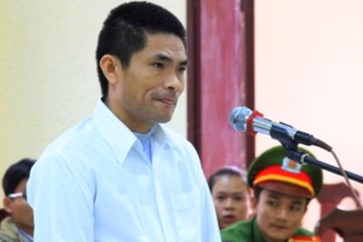 Tưới xăng đốt vợ cũ, chồng ân hận xin con tha thứ tại tòa