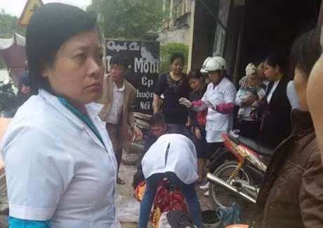 Di doi tien, nguoi phu nu chuyen da 