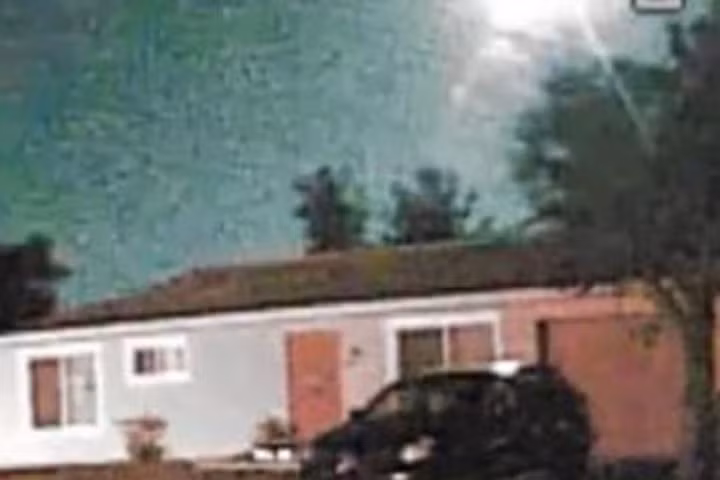 Vùng ánh sáng trắng chói lóa xuất hiện giữa đêm, nghi là UFO