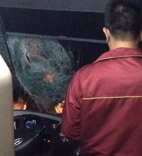 Truy tim hai doi tuong nem da hang loat xe khach tren QL20 - Anh 1