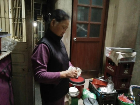 Chân dung bà lão U60 một mình dập tắt đám cháy trong phố cổ - Ảnh 2 Chan dung ba lao U60 mot minh dap tat dam chay trong pho co - Anh 2