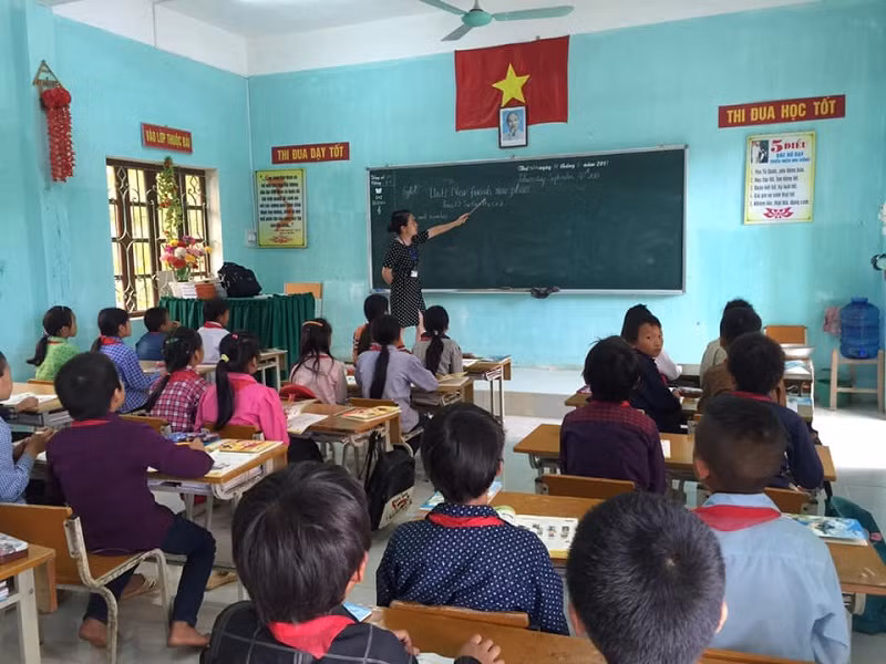 Tình trạng thiếu GV tiếng Anh đang diễn ra ở nhiều địa phương. Giờ học tiếng Anh của GV và HS Trường PTDTBT Tiểu học Nghĩa Thuận (Quản Bạ - Hà Giang). Ảnh: Đức Trí