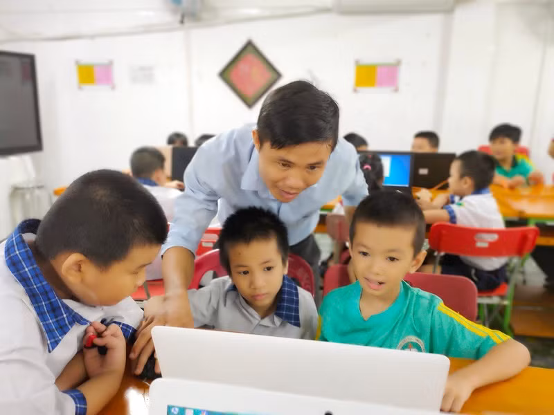 Thầy và trò Trường TH&THCS Nguyễn Tri Phương (TPHCM) ứng dụng CNTT trong dạy và học. Ảnh: NT