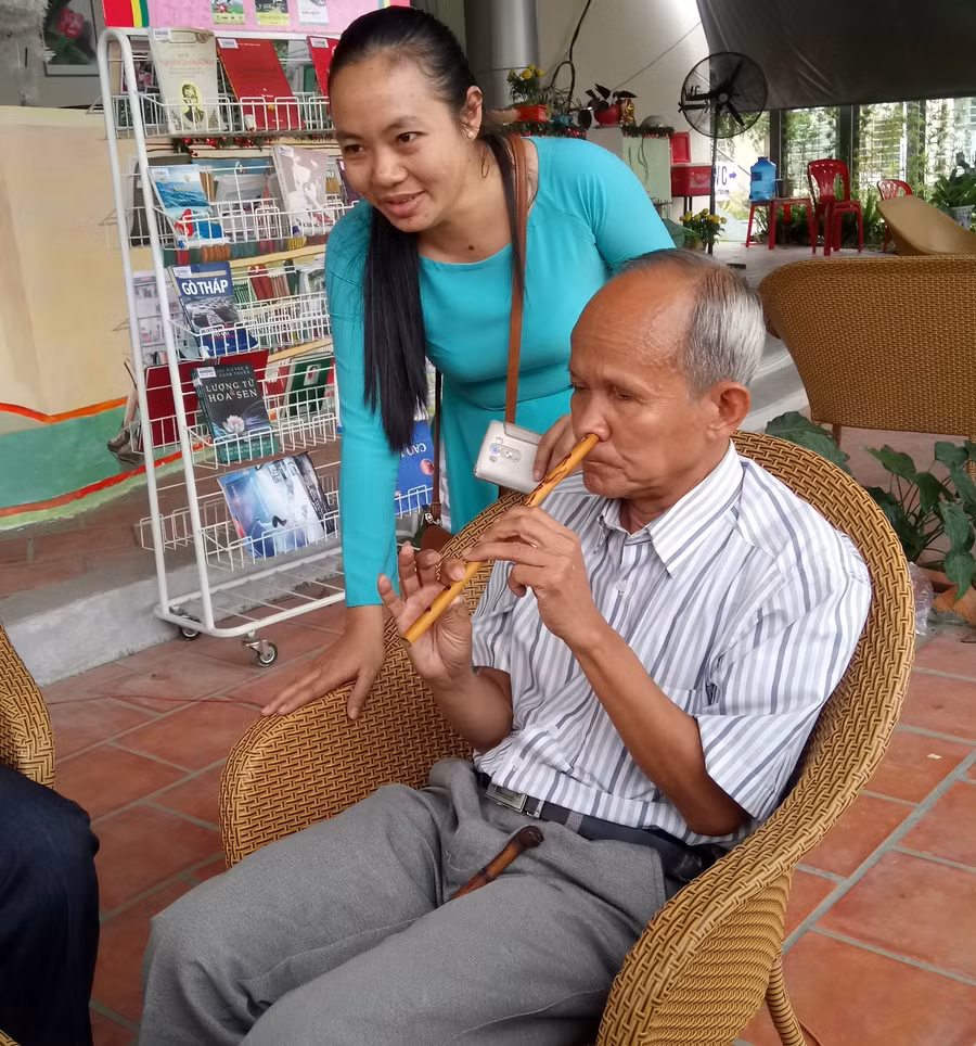 Ông Võ Duy Mỹ thổi tiêu bằng mũi