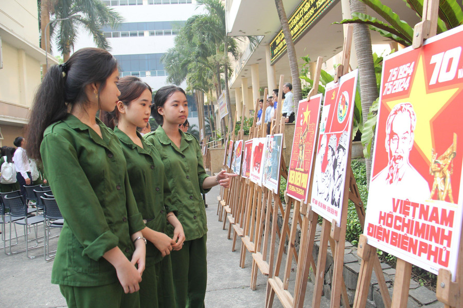 Sinh viên Trường ĐH Sư phạm, ĐH Đà Nẵng xem Triển lãm tranh cổ động kỷ niệm 70 năm ngày Chiến thắng Điện Biên Phủ. 