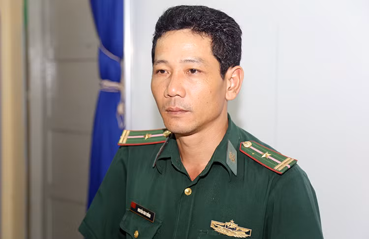 Thiếu tá Nguyễn Văn Tưởng kỳ vọng các học sinh sẽ biết đọc, viết sau khi học tại lớp. Ảnh: Xuân Ngọc.