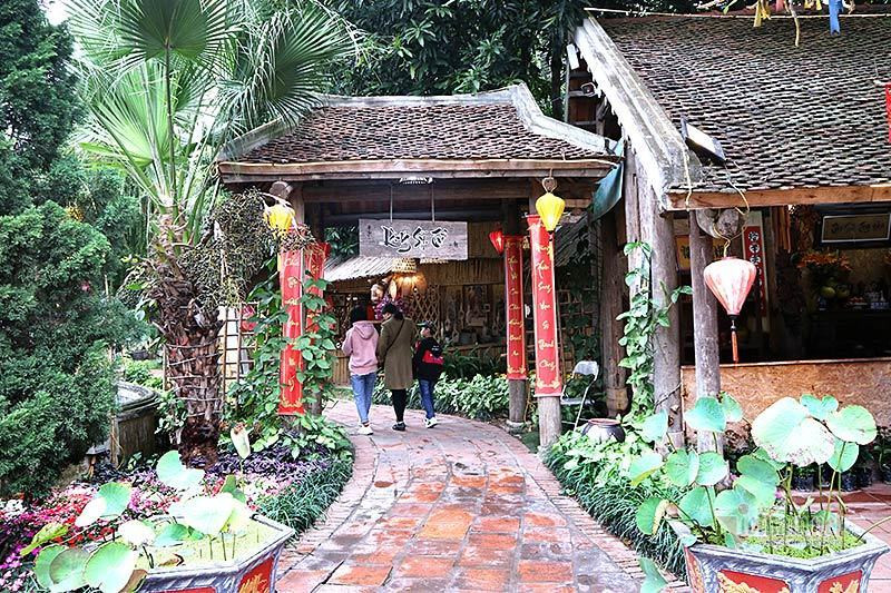 Cùng với hoạt động xin và cho chữ, Hội chữ Xuân Canh Tý 2020 còn có nhiều hoạt động văn hóa, nghệ thuật hấp dẫn khác. Đặc biệt, không gian xung quanh Hồ Văn được tái hiện khung cảnh ngôi làng đồng bằng Bắc bộ xưa với chiếc cổng làng cùng câu đối Tết. Hơn 50 thầy đồ hội tụ, Tết xưa được tái hiện ở Văn Miếu