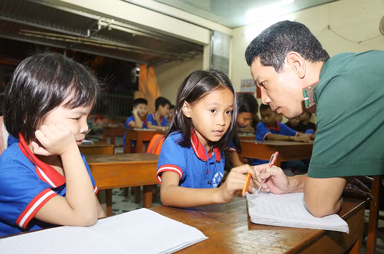 Thiếu tá Nguyễn Văn Tưởng đang