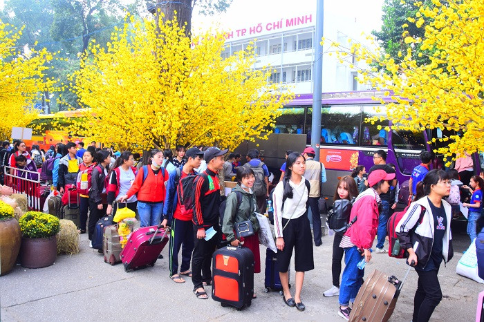 Xếp hàng để chuẩn bị lên xe