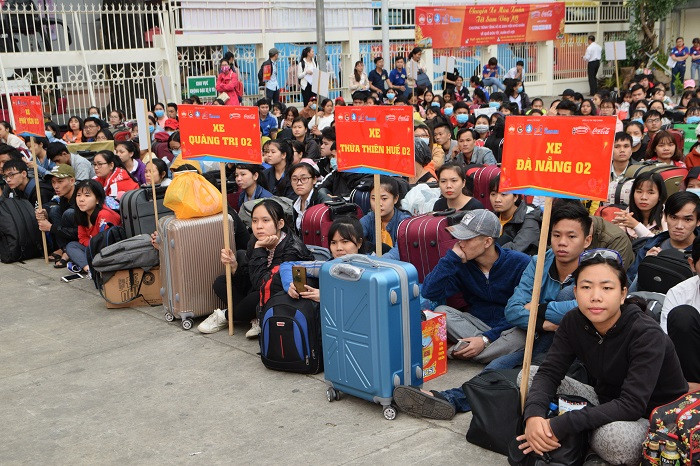 Từ sáng sớm các bạn sinh viên đã có mặt tại Nhà Văn hóa Thanh niên