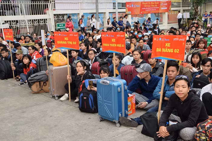 Từ sáng sớm các bạn sinh viên đã có mặt tại Nhà Văn hóa Thanh niên Từ sáng sớm các bạn sinh viên đã có mặt tại Nhà Văn hóa Thanh niên